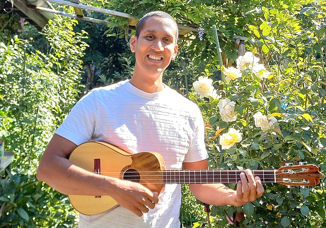 José Sifontes mit seiner Ukulele, die dem Cuatro gleicht, dem ersten Instrument, das er in Venezuela von seinem Onkel spielen lernte. (Bild Regula Zellweger)