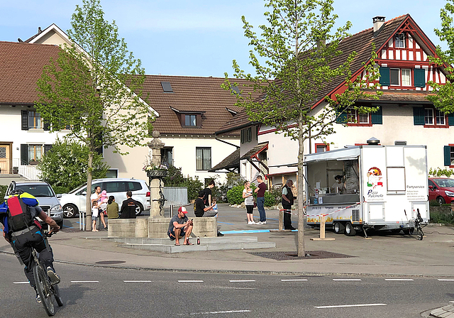 Nicht alle Gastronomen trifft der Corona-Lockdown gleichermassen: Raffaelo Natales mobile Pizze finden auf dem Mettmenstetter Dorfplatz reissenden Absatz. (Bild Martin Platter)