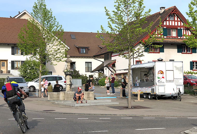 Nicht alle Gastronomen trifft der Corona-Lockdown gleichermassen: Raffaelo Natales mobile Pizze finden auf dem Mettmenstetter Dorfplatz reissenden Absatz. (Bild Martin Platter)