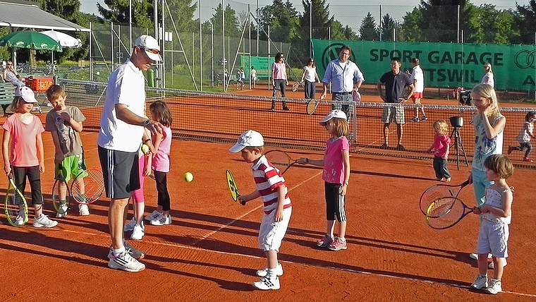 Tennis und mehr: Der TC Wettswil bietet ein attraktives Vereinsleben für Menschen aller Altersstufen und insbesondere auch für Familien. (Bild zvg.)
