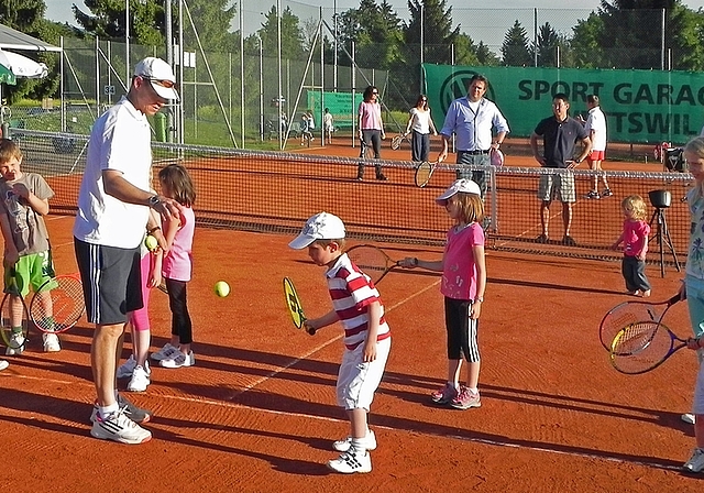 Tennis und mehr: Der TC Wettswil bietet ein attraktives Vereinsleben für Menschen aller Altersstufen und insbesondere auch für Familien. (Bild zvg.)