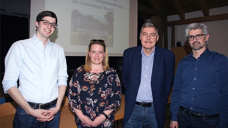 Sie informierten zur geplanten Sanierung der Schulanlage Butzen. Von links: Philipp Büchner, Claudia Spörri, Beat Kalt und Architekt Cédric Perrenoud. (Bild Urs E. Kneubühl)