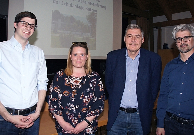 Sie informierten zur geplanten Sanierung der Schulanlage Butzen. Von links: Philipp Büchner, Claudia Spörri, Beat Kalt und Architekt Cédric Perrenoud. (Bild Urs E. Kneubühl)