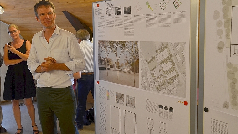 •Architekt Philipp Esch stellt sein Projekt «Riri» vor. Im Hintergrund: Primarschulpräsidentin Beatrix Gallati. (Archivbild Thomas Stöckli)