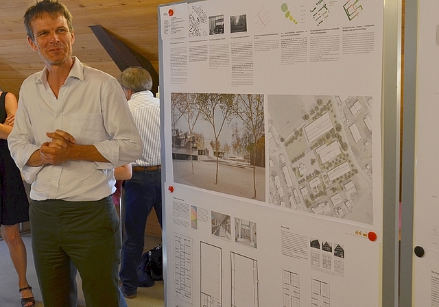 •Architekt Philipp Esch stellt sein Projekt «Riri» vor. Im Hintergrund: Primarschulpräsidentin Beatrix Gallati. (Archivbild Thomas Stöckli)