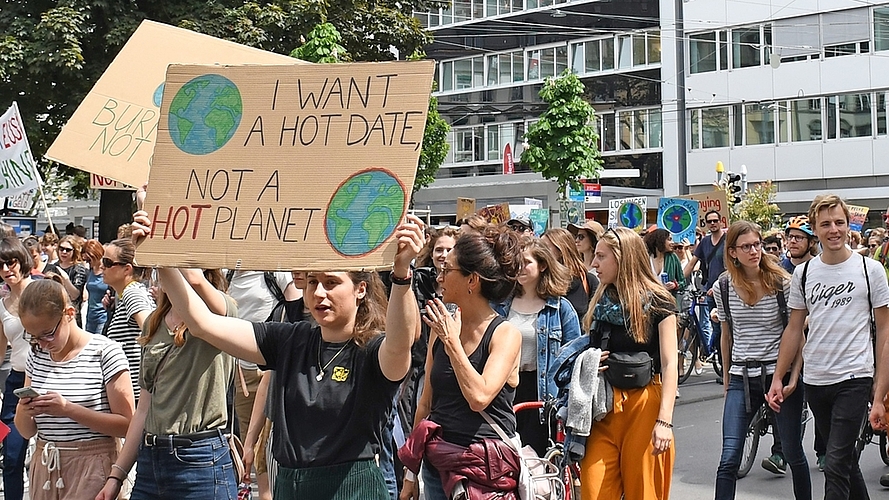 Einige Demonstrierende waren bei der Gestaltung ihrer Botschaften durchaus kreativ. <em>(Bilder Livia Häberling)</em>