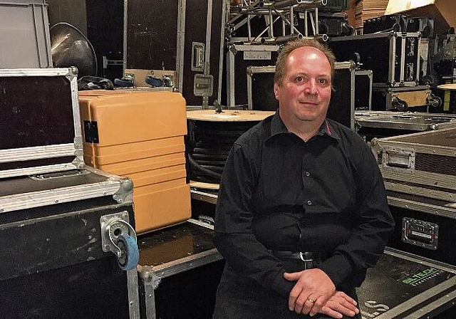 Hanspeter Lier in seinem Materialpark. Equipment und Team stehen bereit für kommende Einsätze an Events. (Bild Marianne Voss)