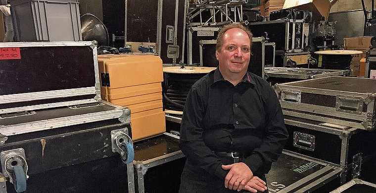 Hanspeter Lier in seinem Materialpark. Equipment und Team stehen bereit für kommende Einsätze an Events. (Bild Marianne Voss)