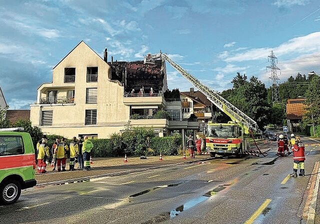 Die Lage ist unter Kontrolle: Einsatzkräfte der Feuerwehr bei den Nachlöscharbeiten. (Bild Kapo ZH)