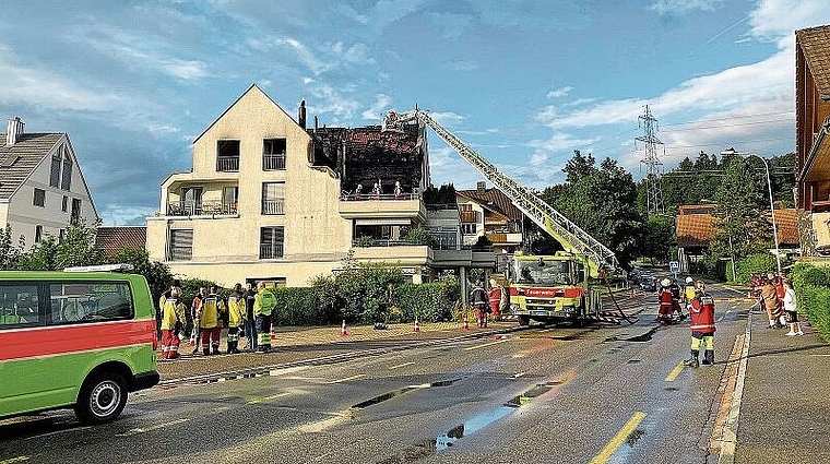 Die Lage ist unter Kontrolle: Einsatzkräfte der Feuerwehr bei den Nachlöscharbeiten. (Bild Kapo ZH)