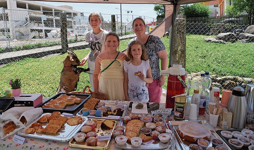 Wer spendete, durfte sich am Buffet aus Selbstgemachtem bedienen (von links: Geiss Sweety, Valérie John, Salome Graf, Josephine John und Barbara Graf). Wer spendete, durfte sich am Buffet aus Selbstgemachtem bedienen (von links: Geiss Sweety, Valérie John, Salome Graf, Josephine John und Barbara Graf).