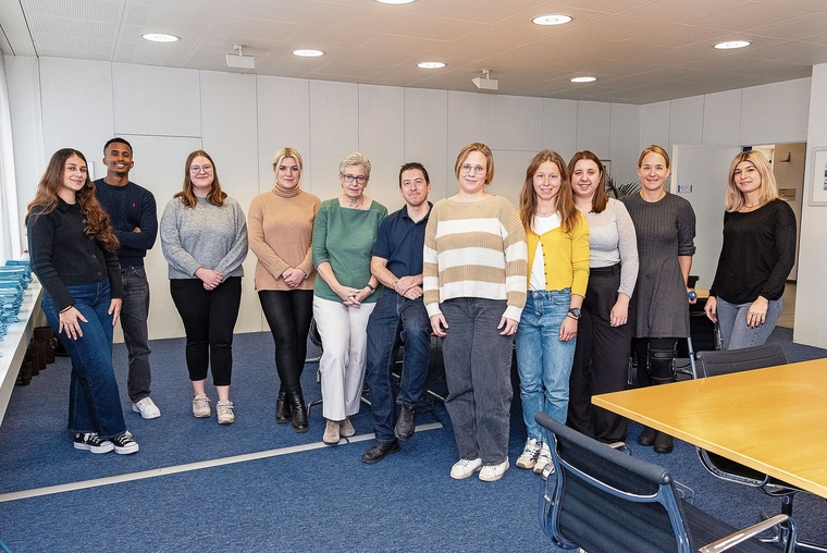 Mitglieder des Mettmenstetter Wahlbüros am Sonntag, mit Wahlbüroleiterin Medina Krizevac (4. von links) und Gemeinde- und Wahlbüropräsidentin Vreni Spinner (5. von links). (Bild Daniel Vaia)