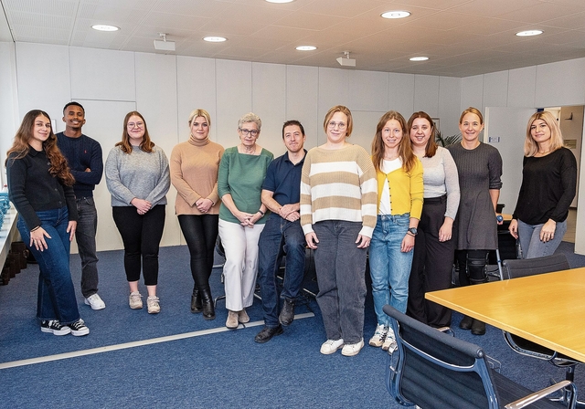 Mitglieder des Mettmenstetter Wahlbüros am Sonntag, mit Wahlbüroleiterin Medina Krizevac (4. von links) und Gemeinde- und Wahlbüropräsidentin Vreni Spinner (5. von links). (Bild Daniel Vaia)