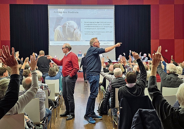 Im Kasinosaal in Affoltern wurde am Montagabend bei der Gemeindeversammlung genau gezählt: 117 Personen nahmen das Budget an. 37 stimmten dagegen. (Bild Claudia Eugster)