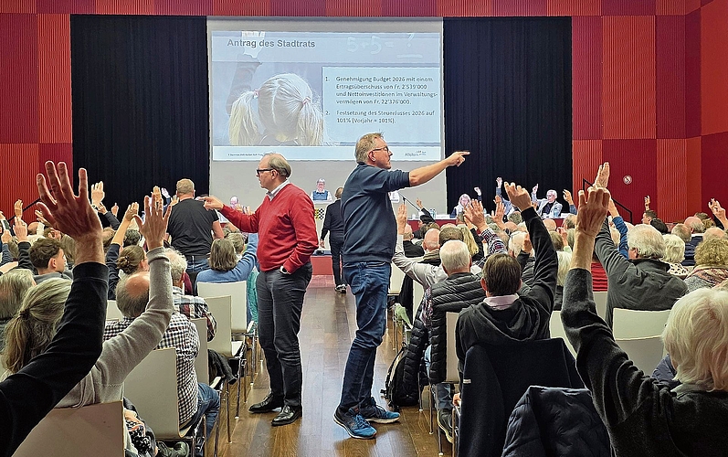 Im Kasinosaal in Affoltern wurde am Montagabend bei der Gemeindeversammlung genau gezählt: 117 Personen nahmen das Budget an. 37 stimmten dagegen. (Bild Claudia Eugster)