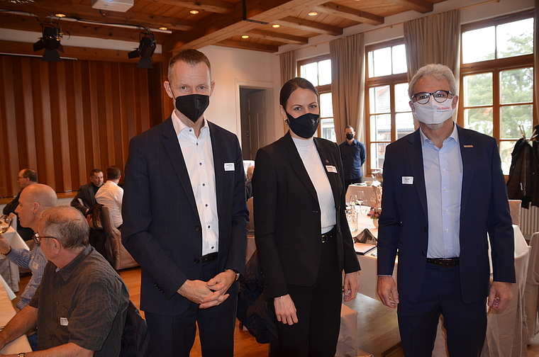 Referent und UBS-Chefökonom Daniel Kalt (links) mit Dominique Goetschi, neue UBS-Marktgebietsverantwortliche für die Region Zimmerberg, Amt und Meilen, und Thomas Naef, Präsident Ämtler Arbeitgeberverband. (Bild Thomas Stöckli)