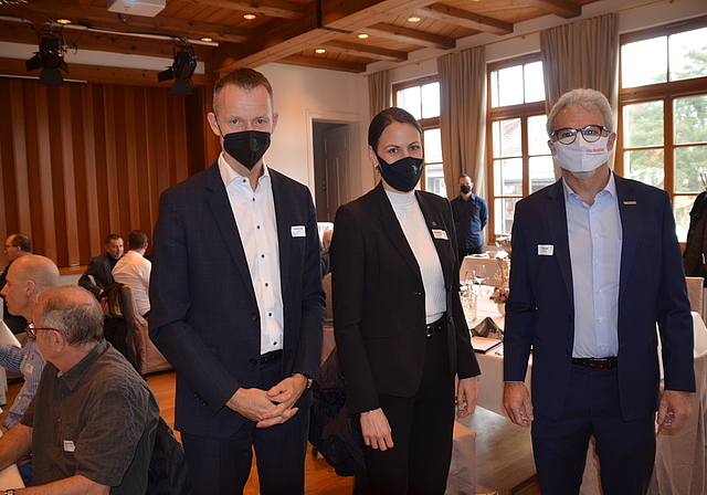 Referent und UBS-Chefökonom Daniel Kalt (links) mit Dominique Goetschi, neue UBS-Marktgebietsverantwortliche für die Region Zimmerberg, Amt und Meilen, und Thomas Naef, Präsident Ämtler Arbeitgeberverband. (Bild Thomas Stöckli)