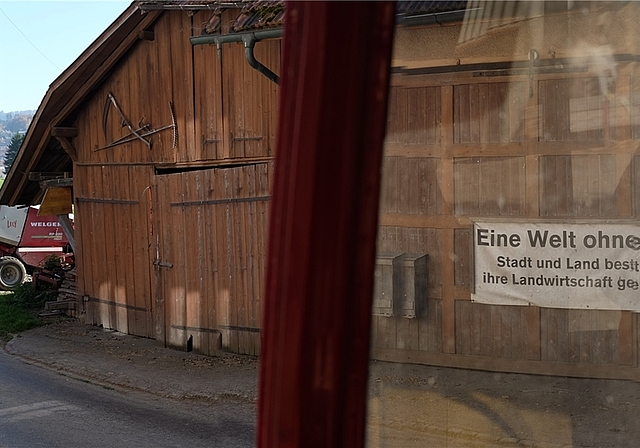 Die Hofausfahrt der Familie Locher an der Islisbergstrasse aus dem Traktor heraus. Gerade linkerhand ist die Sichtweite absolut ungenügend – vor allem für eine 80er-Strecke.