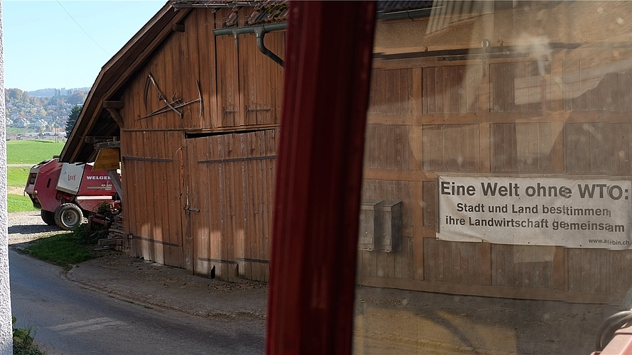 Die Hofausfahrt der Familie Locher an der Islisbergstrasse aus dem Traktor heraus. Gerade linkerhand ist die Sichtweite absolut ungenügend – vor allem für eine 80er-Strecke. Die Hofausfahrt der Familie Locher an der Islisbergstrasse aus dem Traktor heraus. Gerade linkerhand ist die Sichtweite absolut ungenügend – vor allem für eine 80er-Strecke.