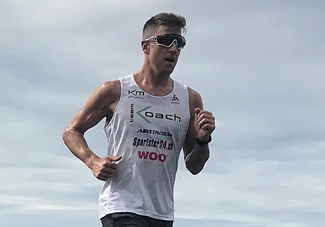 Philipp Koutny hält beim Marathon mit den weltbesten Triathleten mit und verbessert sich vom 22. auf den 15. Rang. <em>(Bild Kurt Müller)</em>
