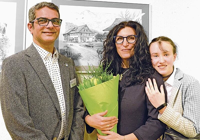 Identitätsstiftende Bilder aus Stallikon: Die Architektin und Künstlerin Etery Tsindtsadze mit ihrer bald 13-jährigen Tochter Sofiia und dem Stalliker Kurator, Devi Rao. (Bild Erika Schmid)