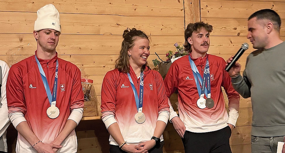 Die Olympiamedaillen umgehängt, beantworteten die Aerials-Athleten, (von links) Pirmin Werner, Lina Kozomara und Noé Roth, die Fragen von Andreas Isoz. Die Olympiamedaillen umgehängt, beantworteten die Aerials-Athleten, (von links) Pirmin Werner, Lina Kozomara und Noé Roth, die Fragen von Andreas Isoz.