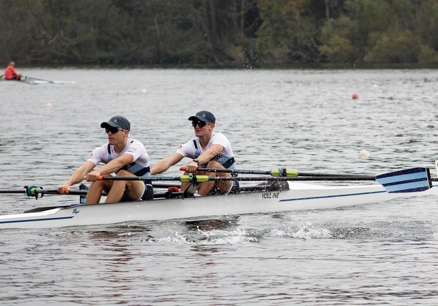 Mit vollem Einsatz sind die Schuler-Brüder auf dem Wasser unterwegs. (Bild zvg)