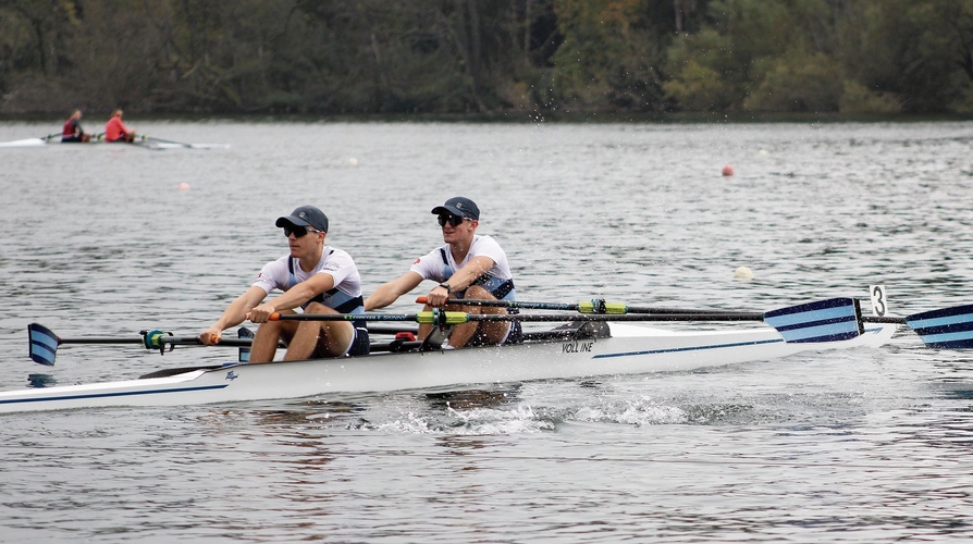 Mit vollem Einsatz sind die Schuler-Brüder auf dem Wasser unterwegs. (Bild zvg)