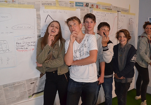 Sammeln fleissig Ideen: Andjelina, Lenard, Andreas, Pascal und Yannick (von links) mit JugendtreffmitarbeiterinPatricia Weiss. (Bild Thomas Stöckli)