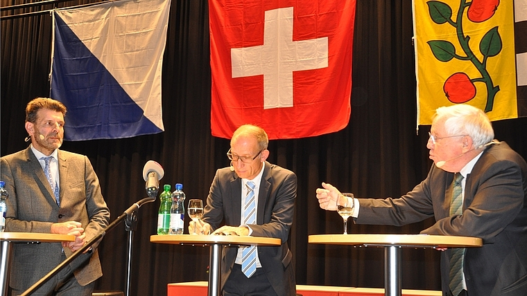 Sie fesselten das Publikum mit einer engagierten und sachlichen Diskussion: Staatssekretär Roberto Balzaretti (links) auf der Bühne mit alt Bundesrat Christoph Blocher (rechts) und Moderator Reto Brennwald. <em>(Bild Werner Schneiter)</em>