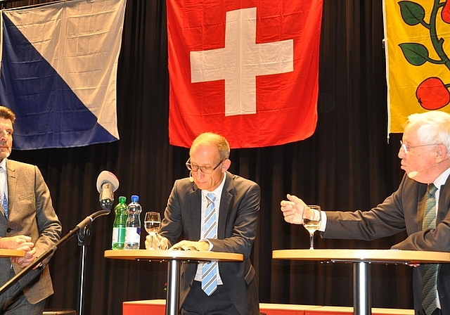 Sie fesselten das Publikum mit einer engagierten und sachlichen Diskussion: Staatssekretär Roberto Balzaretti (links) auf der Bühne mit alt Bundesrat Christoph Blocher (rechts) und Moderator Reto Brennwald. <em>(Bild Werner Schneiter)</em>