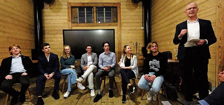Die Jungpolitiker im Mettmenstetter Güterschuppen von links: Severin Spillmann (Zürich, Physikstudent, Junge SVP), Matteo Cominotto (Stallikon, Gymnasiast, Jungfreisinnige), Anette Schaudt (Wettswil, Gymnasiastin, Junge GLP), Dominic Täubert (Affo