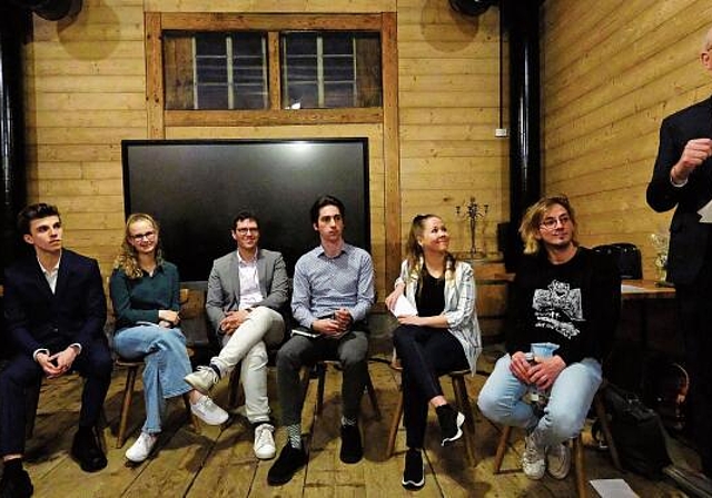 Die Jungpolitiker im Mettmenstetter Güterschuppen von links: Severin Spillmann (Zürich, Physikstudent, Junge SVP), Matteo Cominotto (Stallikon, Gymnasiast, Jungfreisinnige), Anette Schaudt (Wettswil, Gymnasiastin, Junge GLP), Dominic Täubert (Affo