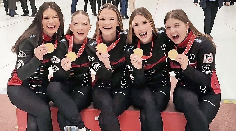 Die erfolgreichen Curlerinnen: (v. l.) Ladina Ramstein, Aniko Székely, Jana Soltermann, Zoe Schwaller und Ersatzspielerin Jana Hählen. (Bild zvg)