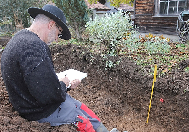 Daniel Käch im Feld. (Bild Rachel D’Angelone, Kantonsarchäologie Zürich)