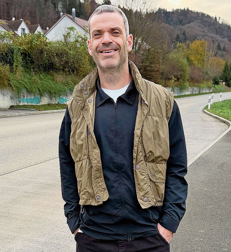 Simon Rehsche (46) auf seinem Weg durch Stallikon. (Bild Deviprasad Rao)