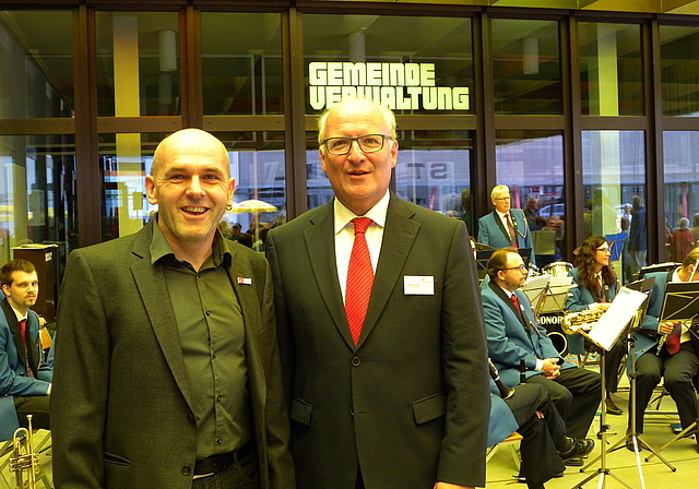 Festredner Kantonsrat Daniel Sommer (links) und der Affoltemer Gemeindepräsident Clemens Grötsch. (Bild Marianne Voss)