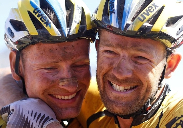Urs Huber (links) freut sich zusammen mit seinem deutschen Teampartner Karl Platt über den zweiten Etappensieg am Cape Epic. (Bild Cape Epic)