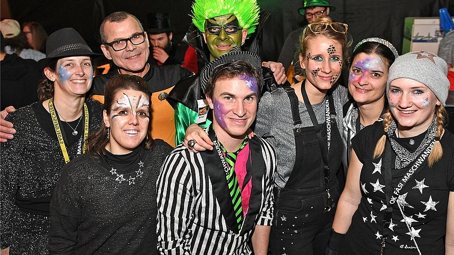 Das fröhliche OK des Maschwander Maskenballs. Von links: Aktuarin Nicole Ehrler, Präsident Roland Weidmann, Corinne Nussbaumer, Stefan Bieri (h), David Stehli (v), Severine Stehli, Anita Studer und Seraina Felix. (Bilder Martin Platter)