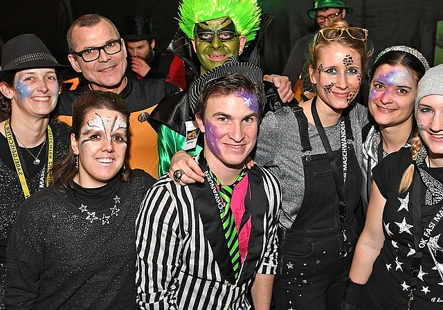 Das fröhliche OK des Maschwander Maskenballs. Von links: Aktuarin Nicole Ehrler, Präsident Roland Weidmann, Corinne Nussbaumer, Stefan Bieri (h), David Stehli (v), Severine Stehli, Anita Studer und Seraina Felix. (Bilder Martin Platter)