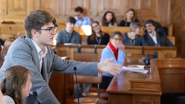 An der ersten Jugendparlamentssitzung vom 24. März wurde hitzig debattiert. <em>(Bild Jugendparlament Kanton Zürich)</em>