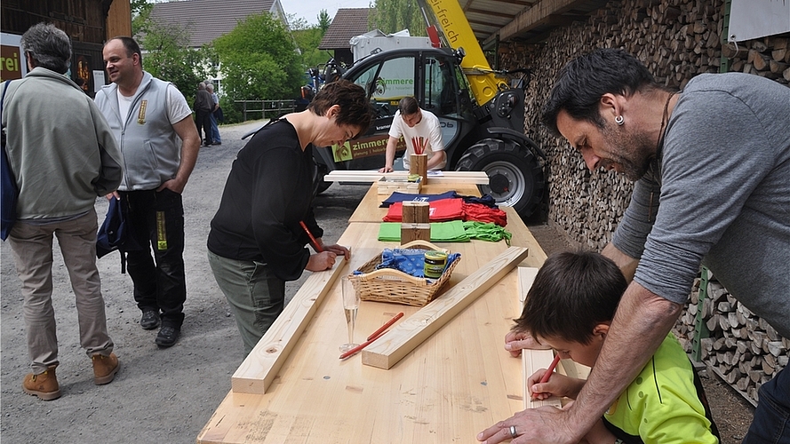 Am Stand der Zimmerei Frei konnte handwerkliches Geschick getestet werden: beim Bau von «Windliechtli» oder beim Mitdesignen von Liegen fürs Naturbad. Am Stand der Zimmerei Frei konnte handwerkliches Geschick getestet werden: beim Bau von «Windliechtli» oder beim Mitdesignen von Liegen fürs Naturbad.