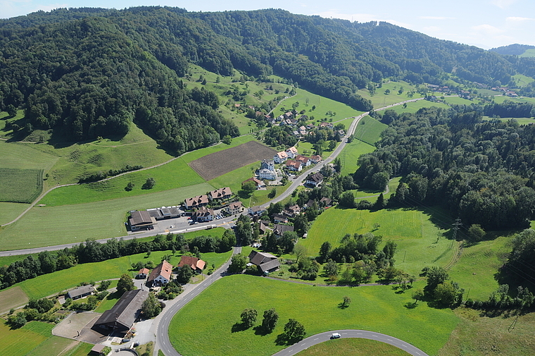 Das nun nachhaltig geschützte, idyllische Aeugstertal mit dem Weiler Chloster. (Bild Awel)
