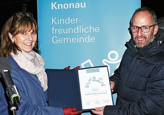 Bettina Junker, Geschäftsleiterin Unicef Schweiz und Liechtenstein, überreichte am Freitagabend dem Knonauer Vorsteher des Ressorts Bildung und Freizeit, Dominik Stöckli, das Zertifikat «Kinderfreundliche Gemeinde». (Bild Urs E. Kneubühl)