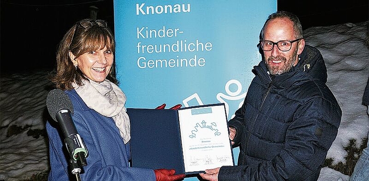 Bettina Junker, Geschäftsleiterin Unicef Schweiz und Liechtenstein, überreichte am Freitagabend dem Knonauer Vorsteher des Ressorts Bildung und Freizeit, Dominik Stöckli, das Zertifikat «Kinderfreundliche Gemeinde». (Bild Urs E. Kneubühl)
