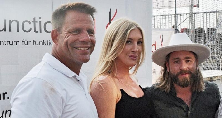 Der Sänger Baschi (r.) mit seiner Frau Alana Netzer, links Martin Spring, 
CEO/Inhaber der «functiomed».