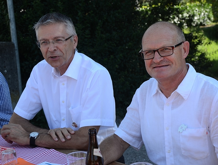 Gut gelaunt an der Knonauer Feier: Referent Charles Höhn (links), Standortförderer des Knonauer Amtes und Gemeindepräsident Walter von Siebenthal. (Bild Martin Mullis)