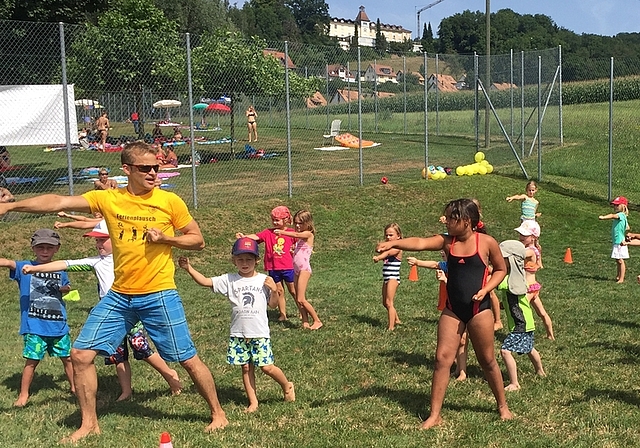 Ferienplausch-Karate in der Badi Stigeli, Affoltern. (Bild zvg.)