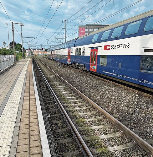 Die Strecke in Richtung Zug ab dem Bahnhof Affoltern. (Archivbild Dominik Stierli)