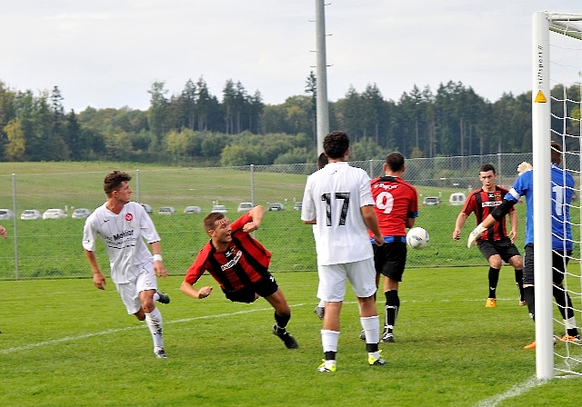 Nach einem Pfostenschuss seines Bruders Yann versenkt Lucas Schlüchter den abprallenden Ball spektakulär im gegnerischen Tor. Der Unparteiische entscheidet jedoch auf Offside und aberkennt den Treffer. (Bilder Martin Platter)
